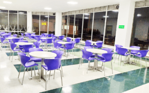 comedor con sillas de oficina